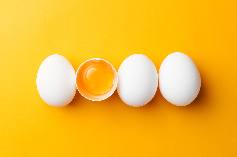 白色,蛋黄,卵,黄色背景,球,复活节,水平画幅,家禽,鸟类,生食