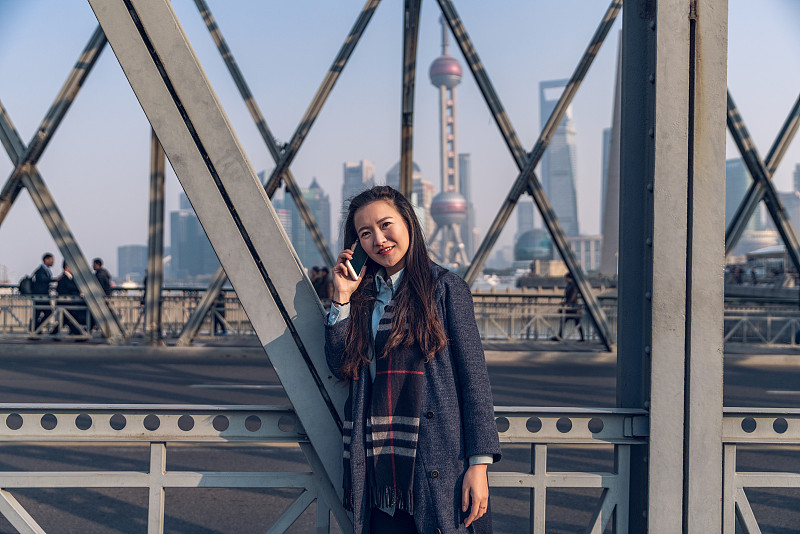 女人,图像信息,四分之三身长,晴朗,欢乐,上海,市区路,旅行者,无线技术,休闲装