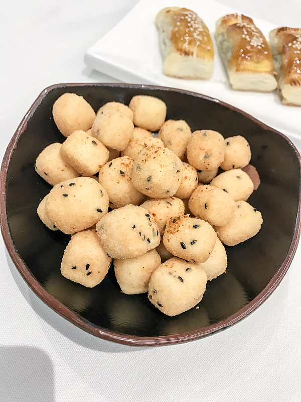 碗,炸豆腐,香料,芝麻,黑色,垂直画幅,高视角,无人,开胃品,豆腐