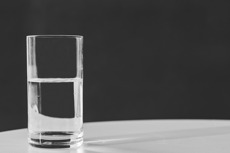 玻璃杯,饮用水,水,留白,桌子,水平画幅,无人,纯净,饮料,干净