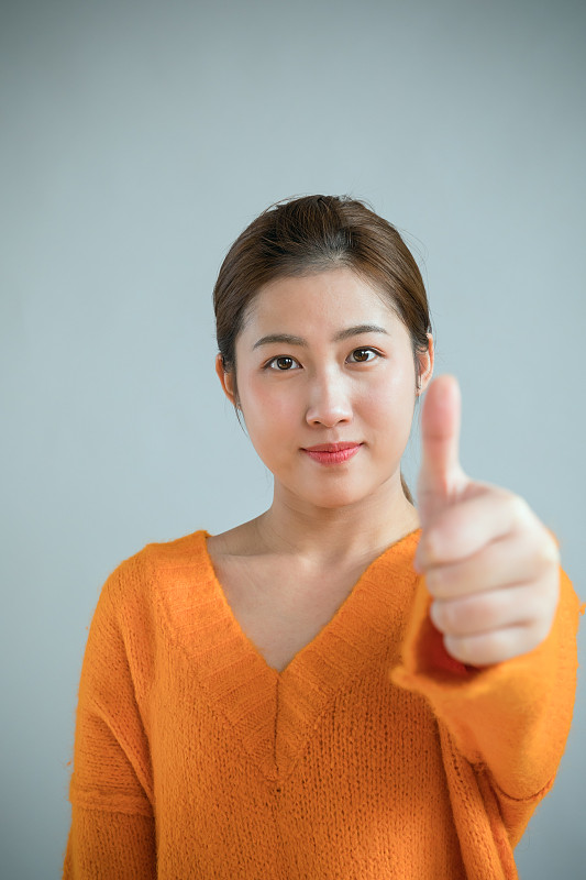 肖像,影棚拍摄,翘起大拇指,女孩,亚洲,垂直画幅,四肢,水平画幅,注视镜头,举起手