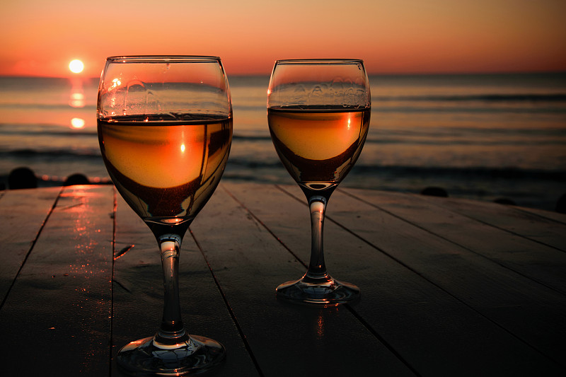 户外,两个物体,浪漫,海洋,餐馆,户外活动,平衡折角灯,白葡萄酒,放松,日落