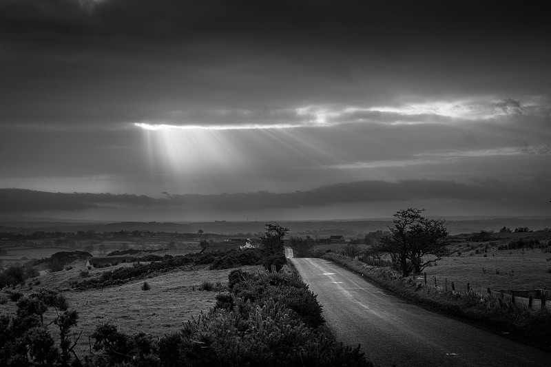 北爱尔兰,阳光光束,黑白图片,乡村路,水平画幅,地形,无人,安特里姆郡,偏远的,户外