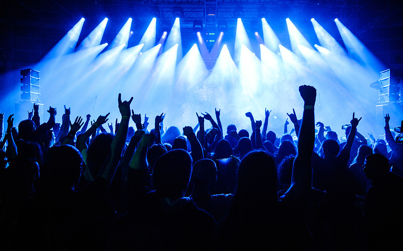 流行音乐会,群众,举起手,提举,爱好者,水平画幅,通俗音乐人,夜晚,光,夜生活