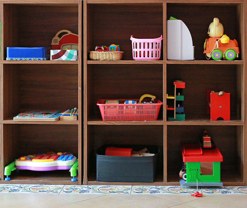 玩具,架子,大量物体,盒子,商店,家具,学校,地板,山羊,小山羊