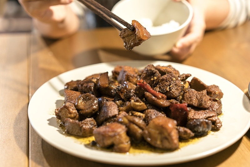 炖食,中国食品,美味食品,餐桌,自制的,筷子,猪肉,即食食品,酱汁,乡村风格