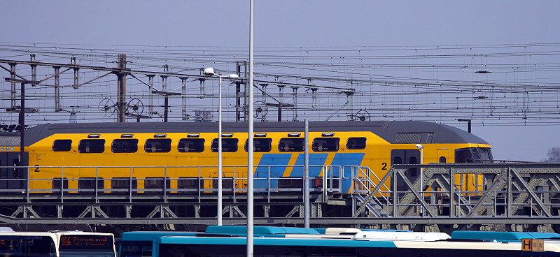 市郊火车,通勤者,水平画幅,蓝色,全景,铁轨轨道,户外,车站,荷兰,彩色图片