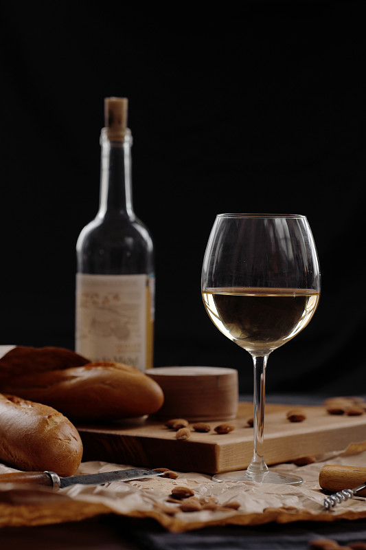 桌子,白葡萄酒,暗色,背景,玻璃杯,垂直画幅,葡萄酒,法式长棍面包,夜晚,开胃品