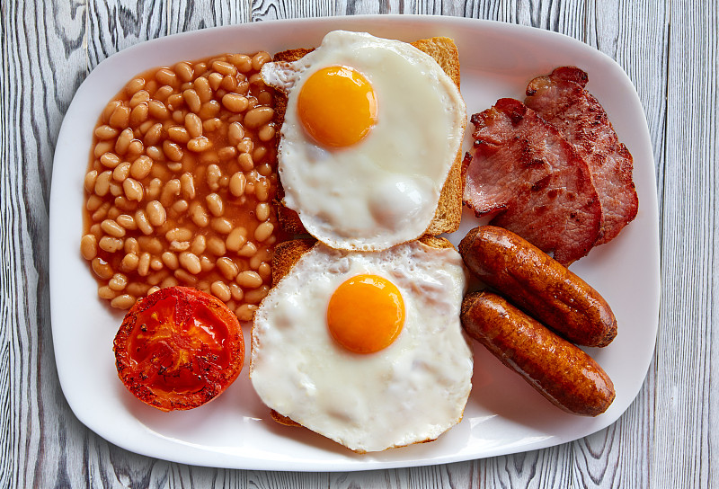豆,英式早餐,香肠,鸡蛋,两个物体,格子烤肉,经加工的肉,水平画幅,无人,传统