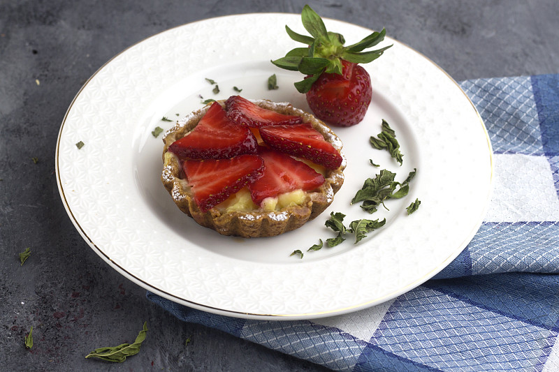 蛋塔,草莓,盘子,美味,自制的,白色,阿拉伯风格,餐具,水平画幅,草莓油酥脆饼