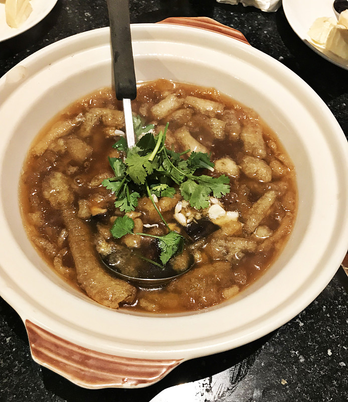 鱼干,汤,螃蟹,中年女人,垂直画幅,褐色,煮食,芳香的,香菇,膳食