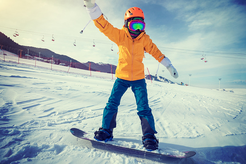 山脉,滑雪板,仅一个青年女人,天空,运动头盔,青年人,白色,运动,冬衣,冬天