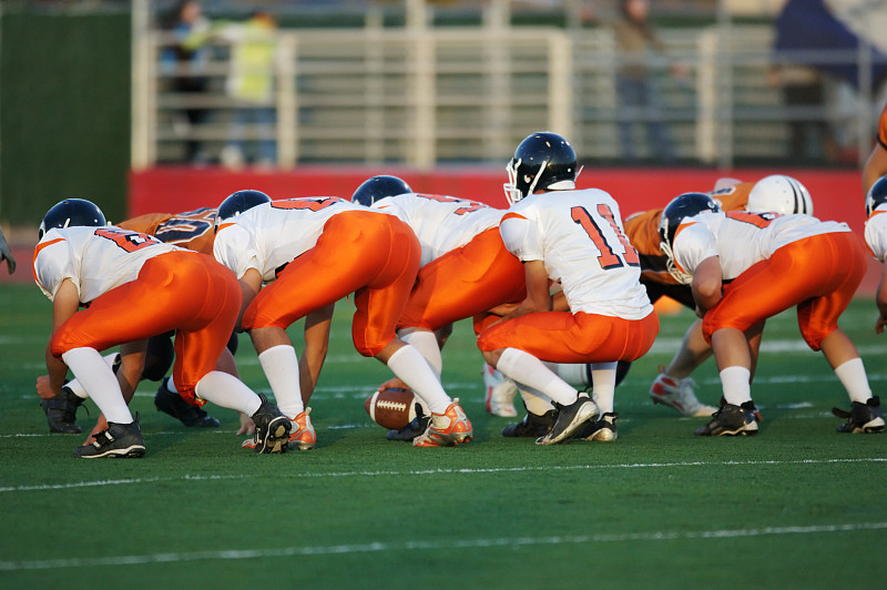 成一排,橄榄球,进攻内锋,高中,橄榄球运动员,美式足球,定界线,橙色,体育团队,运动