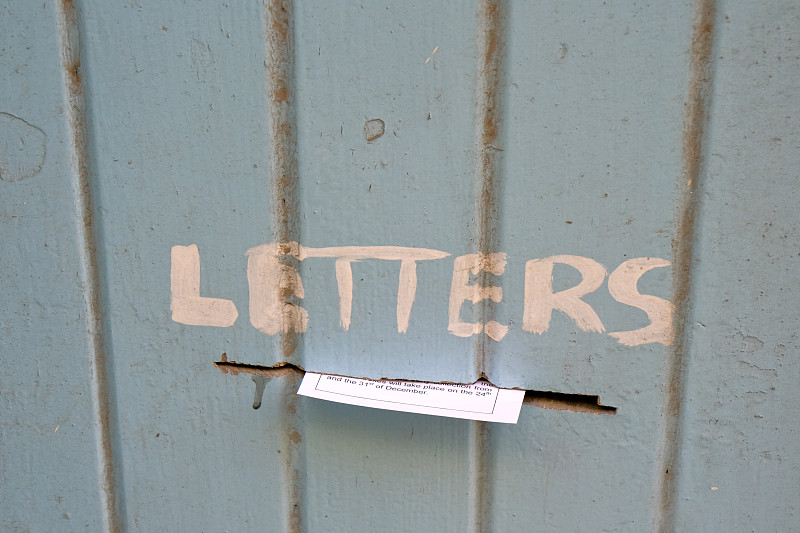 邮筒投信口,洞,水平画幅,风化的,无人,传单,单词,彩色图片,邮筒,玷污的
