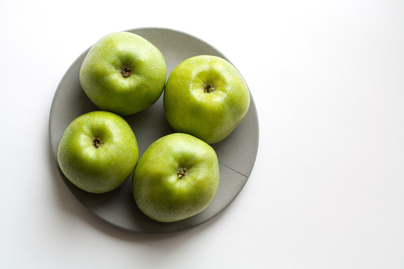 高视角,苹果,绿色,盘子,四个物体,水平画幅,形状,无人,表格,膳食