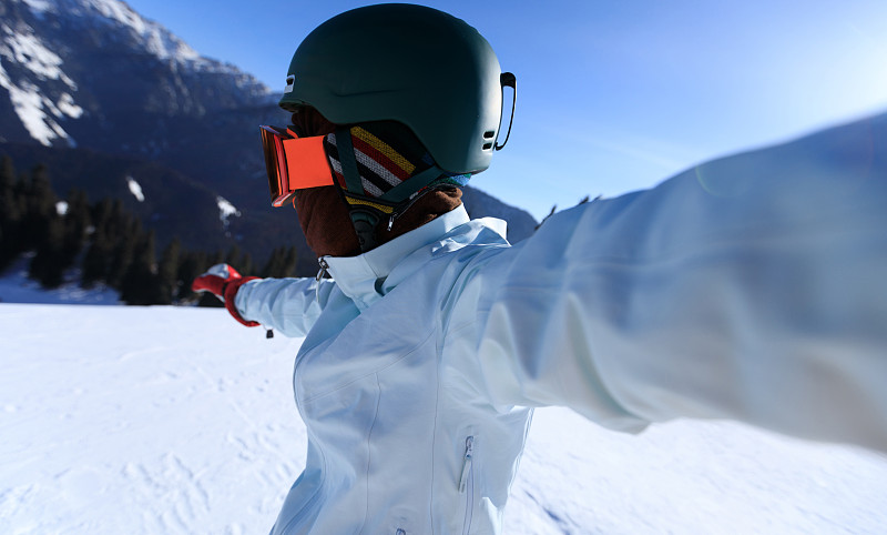 冬天,滑雪板,自拍,山顶,一个人,天空,留白,雪,仅成年人,运动头盔
