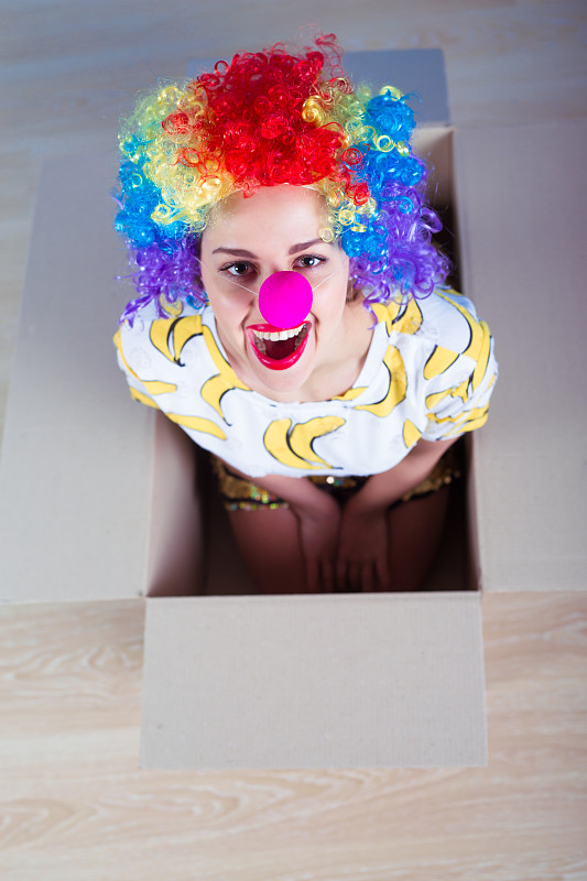 小丑,看,乐趣,一个人,概念,纸箱,生日礼物,相机,氦气球,白昼