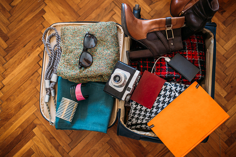 手提箱,手机充电器,拖鞋,宽松上衣,行李,手镯,裙子,钱包,护照,日记