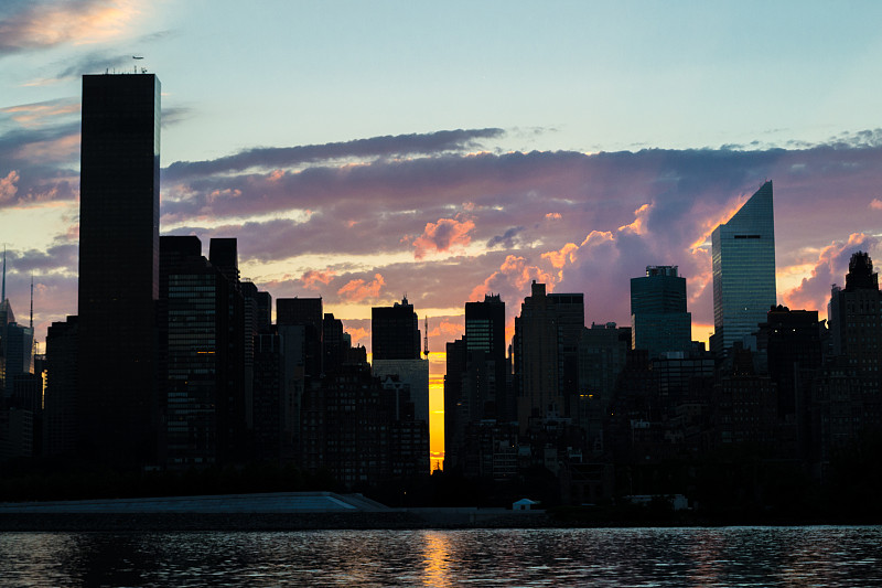 城市天际线,东,曼哈顿中心,水,天空,水平画幅,云,无人,交通,夏天