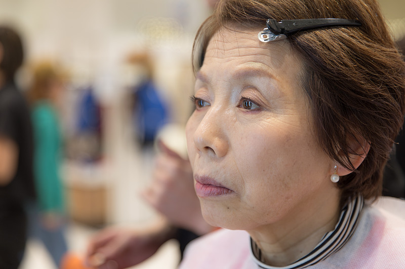 日本人,女人,老年人,修改系列,彩妆,衰老过程,奶油,65到69岁,仅成年人,润肤露