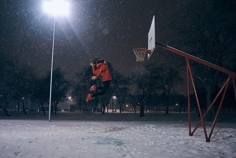 冬天,户外,田径运动员,男人,夜晚,灌篮,球,留白,雪,篮球服