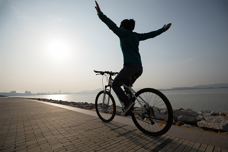 黎明,骑自行车,海岸路,四肢,休闲活动,仅成年人,运动头盔,青年人,运动,海滩