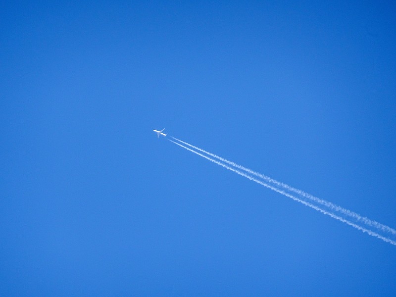 （飞机的）水汽尾迹,飞机,天空,留白,水平画幅,腰部以下,云,半空中,交通,风险