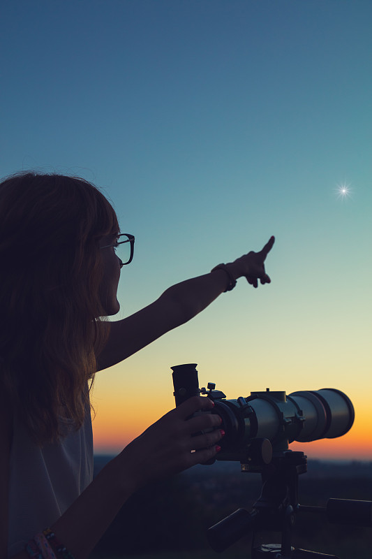 天空,看,青年女人,天文望远镜,拿着,垂直画幅,望远镜,星星,智慧,太空