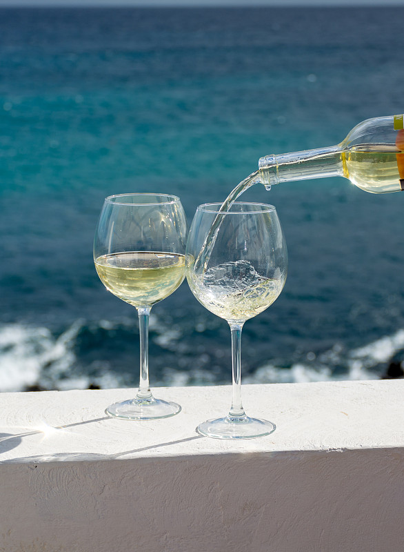 户外,海洋,男招待,白葡萄酒,平顶,风景,玻璃杯,垂直画幅,葡萄酒,天空