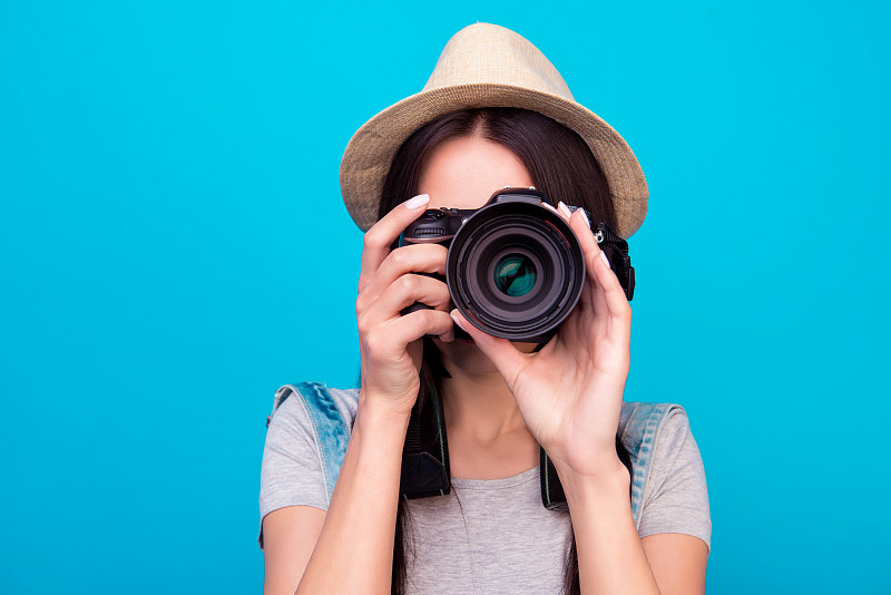 女人,特写,帽子,数码相机,蓝色背景,青少年,休闲活动,新闻记者,旅行者,夏天