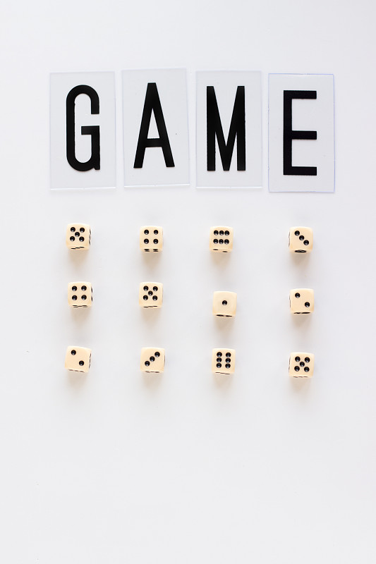 骰子,单词,团体性运动,白色背景,成一排,概念和主题,垂直画幅,风险,几何形状,文字