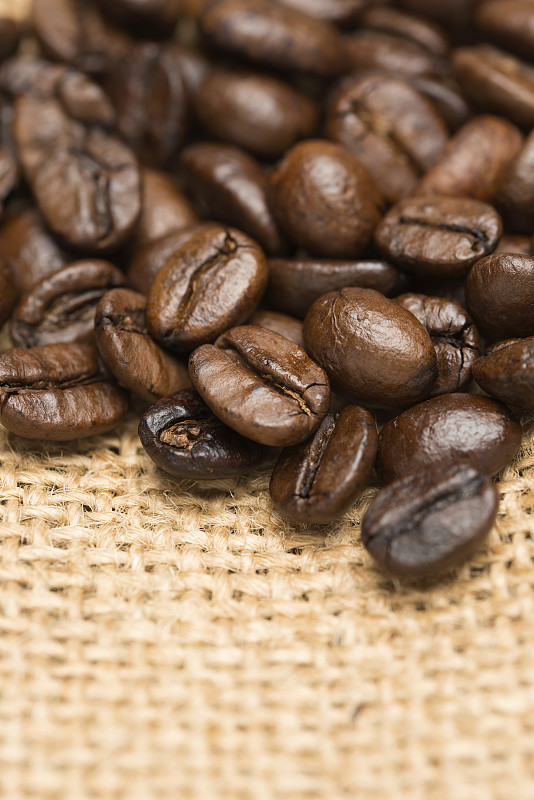 背景聚焦,咖啡豆,烤串,名人吐槽节目,摩卡咖啡,黑咖啡,咖啡生豆,卡布奇诺咖啡,浓咖啡,烤咖啡豆