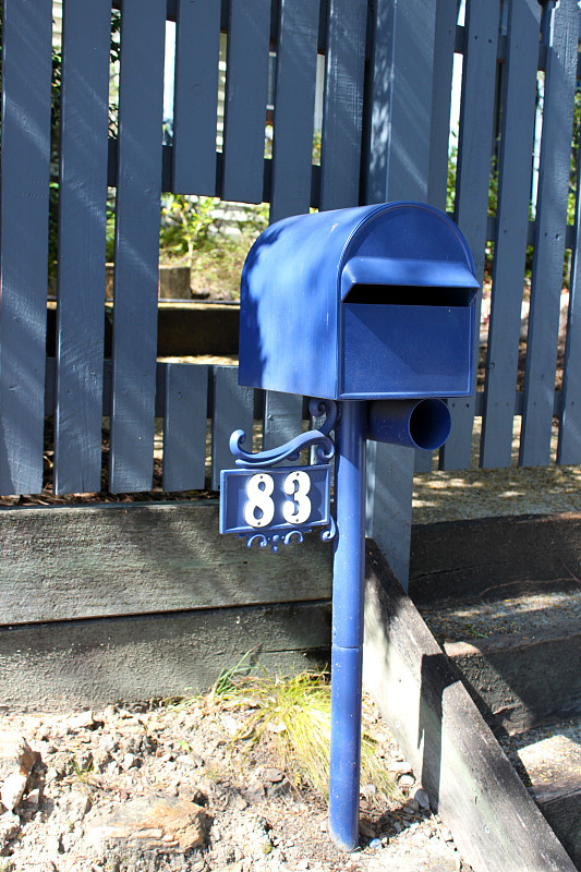 邮筒,篱笆,邮件,澳大利亚,洞,横截面,蓝色,布里斯班,垂直画幅,郊区