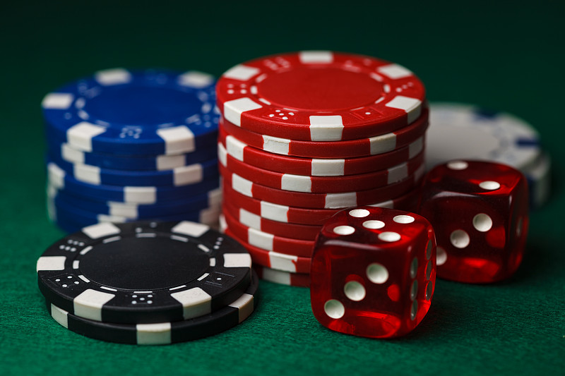 骰子,扑克,绿色背景,赌场,休闲活动,水平画幅,进行中,无人,风险,彩色背景