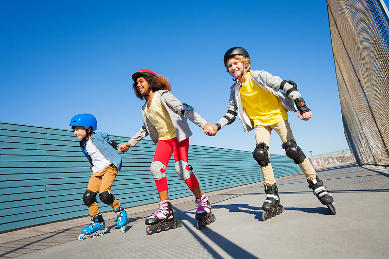儿童,滚轴溜冰,户外,手牵手,休闲活动,夏天,培训课,运动,街道