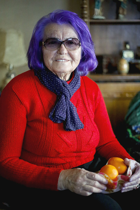 老年女人,橙子,拿着,注视镜头,垂直画幅,古老的,果汁,仅成年人,眼镜