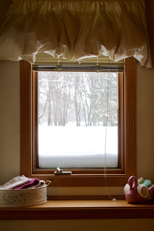 透过窗户往外看,窗户,住宅房间,舒服,室内,大风雪,垂直画幅,暴风雨,窗台,雪