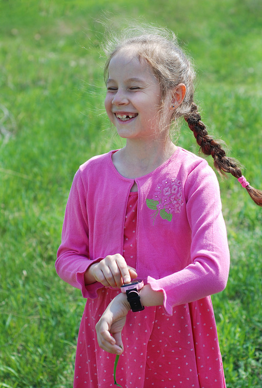 粉色,智能手表,女孩,户外,格林公园,粉红色的连衣裙,垂直画幅,青少年,四肢,智慧