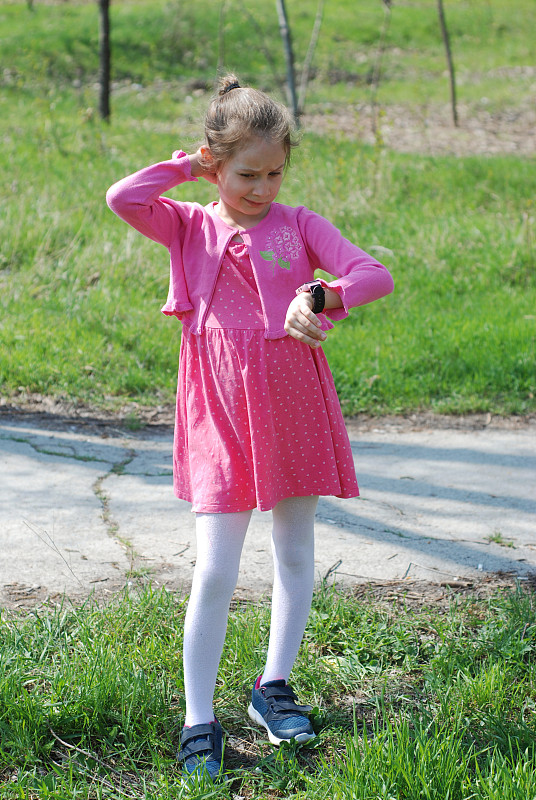 粉色,智能手表,格林公园,女孩,户外,粉红色的连衣裙,垂直画幅,青少年,四肢,智慧