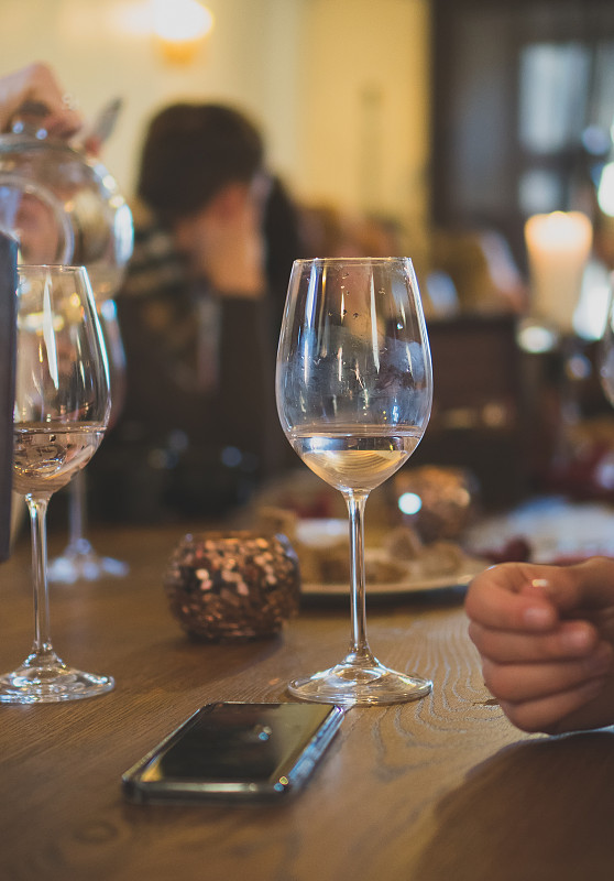 桌子,玻璃杯,白葡萄酒,餐具,垂直画幅,葡萄酒,会议,膳食,含酒精饮料,饮料