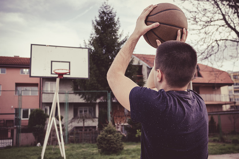 球,篮球运动员,拿着,儿童,天空,休闲活动,夏天,男性,仅成年人,球场