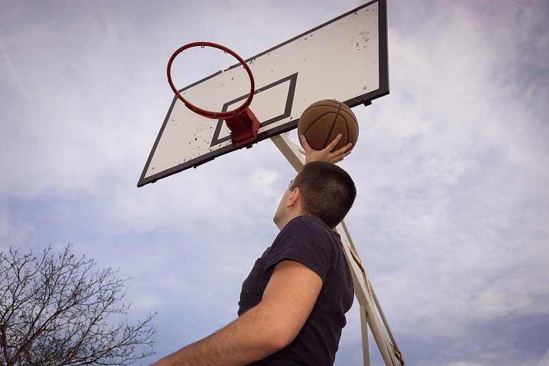 篮球运动员,努力,球,天空,休闲活动,夏天,男性,仅成年人,球场,运动