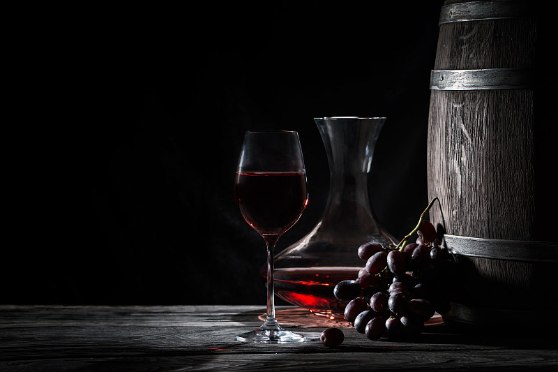 玻璃杯,玻璃瓶,红葡萄酒,芭蕾扶手,葡萄酒,水平画幅,含酒精饮料,乡村风格,饮料,瓶子