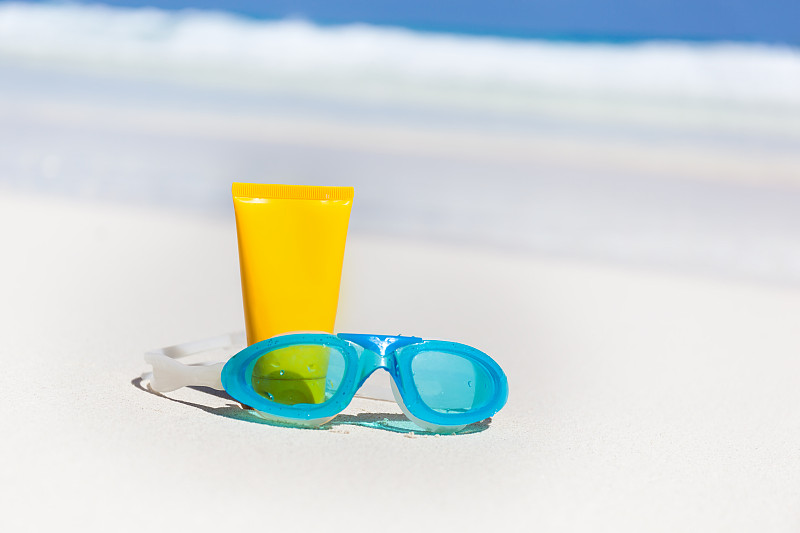眼镜,海滩,太阳,防晒霜,个人随身用品,晒黑,度假胜地,彩妆,水平画幅,水肺潜水