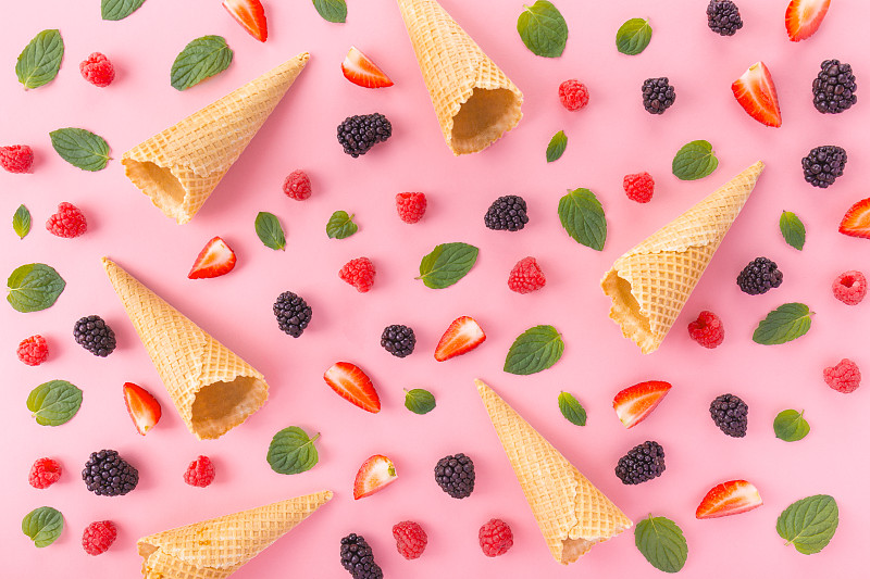 冰淇淋蛋卷,浆果,合成图像,灵感,水平画幅,高视角,无人,夏天,明亮,甜点心