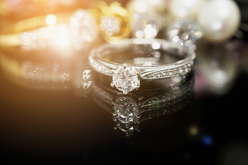 珠宝,黑色背景,钻石戒指,个人随身用品,美,宝石,水平画幅,银色,订婚戒指,组物体