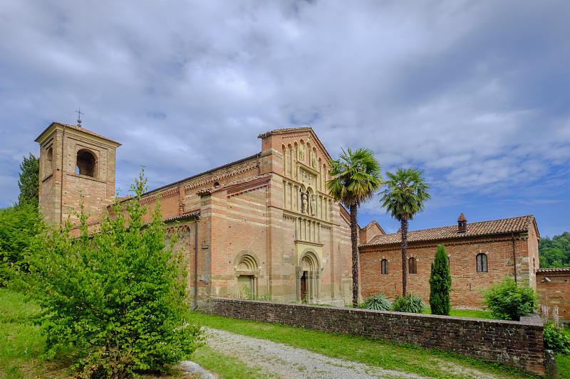 Canonica,di,Santa,Maria,di,Vezzolano,,a,Gothic–Romanesque,style,church,located,in,Piedmont,,northern,Italy.