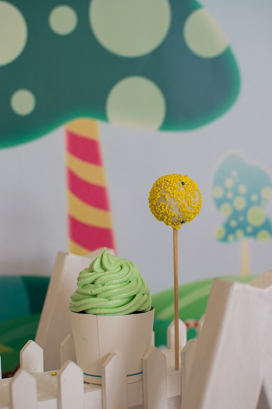 绿色,棒棒糖蛋糕,白色,梯子,黄色,纸杯蛋糕,小的,一个物体,布置