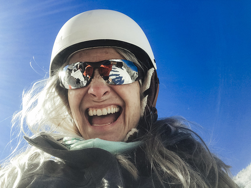 自拍,山,天空,人老心不老,水平画幅,仅成年人,安全帽,仅一个中老年女人,滑雪度假
