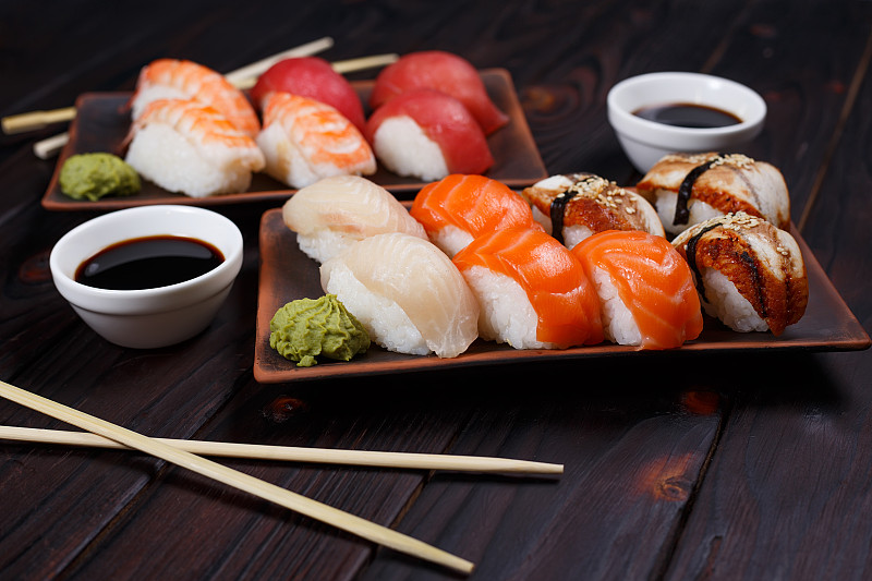 生鱼片寿司,传统,美味,酱油,上菜,鳗鱼寿司,鳗鱼,绿芥末酱,生鱼片,寿司